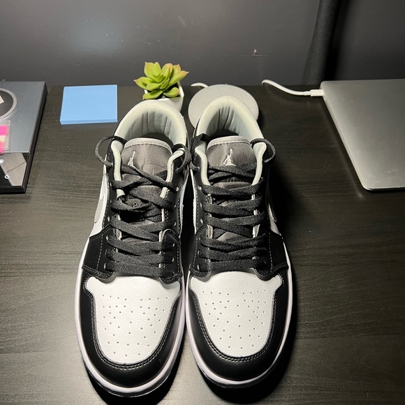 Mens Jordan 1 Low “Black Medium Grey” Size 11 - Picture 6 of 9